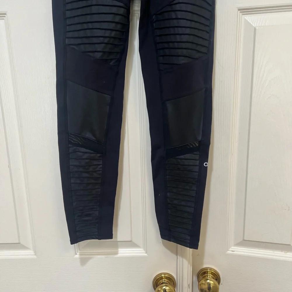 ALO Yoga High Waist‎ Moto Leggings Black Glossy Size medium Yoga Stretch Sporty